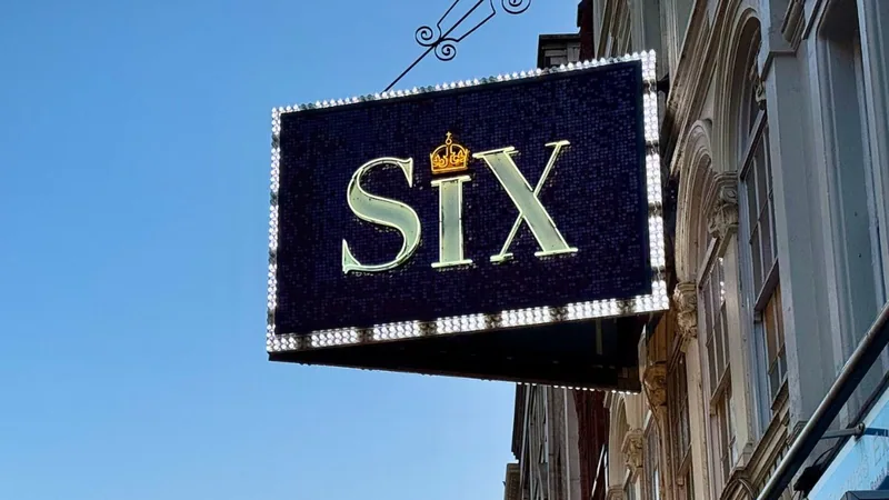 Antes dos grandes teatros: onde nasceram “Hamilton”, “Six” e outros sucessos