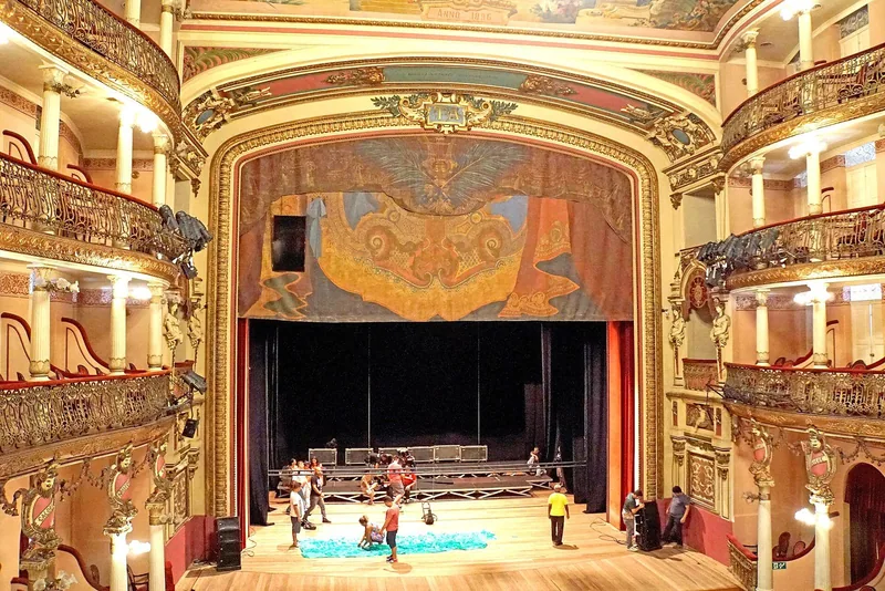 Como funciona a meia-entrada no teatro? Quem tem direito e o que diz a lei