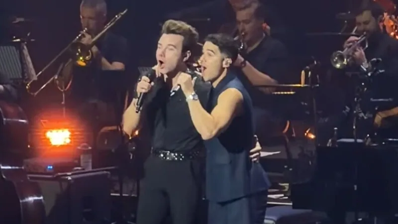 Darren Criss e Chris Colfer recriam dueto de “Glee” em Londres; veja vídeo