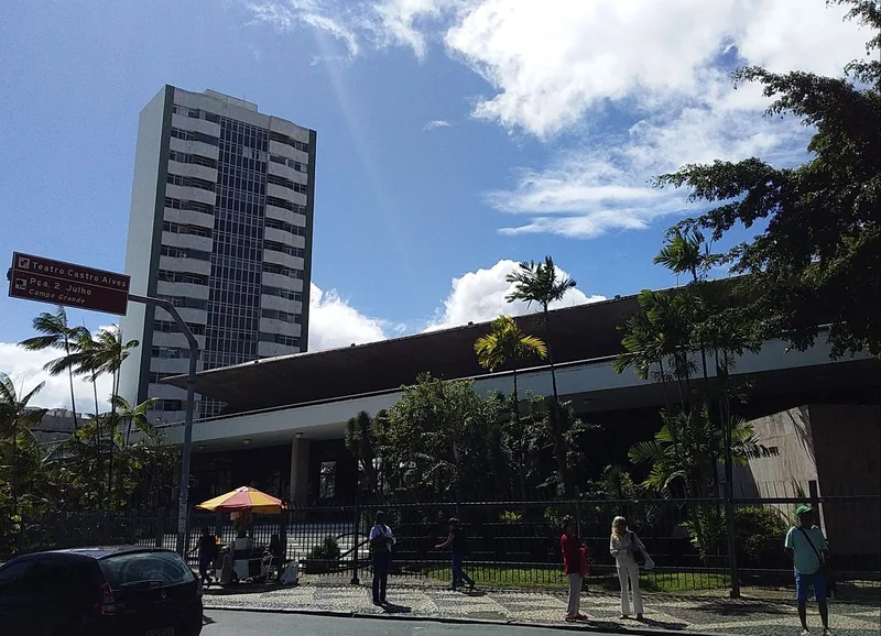 A história do Teatro Castro Alves, que pegou fogo cinco dias antes de inaugurar
