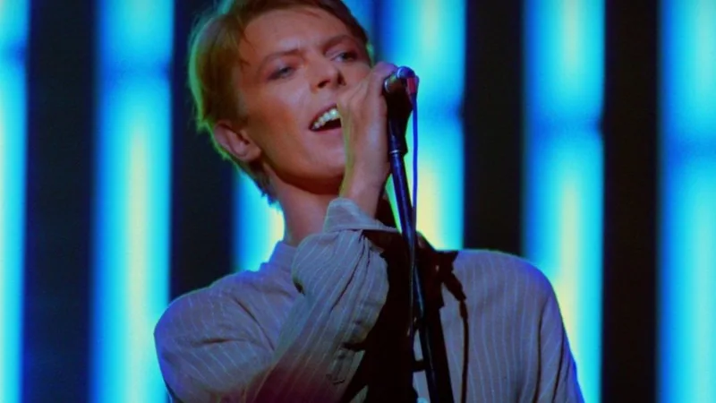 Imagens inéditas de David Bowie em 1978 ficaram quase 50 anos num arquivo e agora viram espetáculo de arena