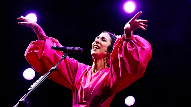 Marisa Monte encerra a turnê Phonica com 55 músicos no palco em show único em São Paulo