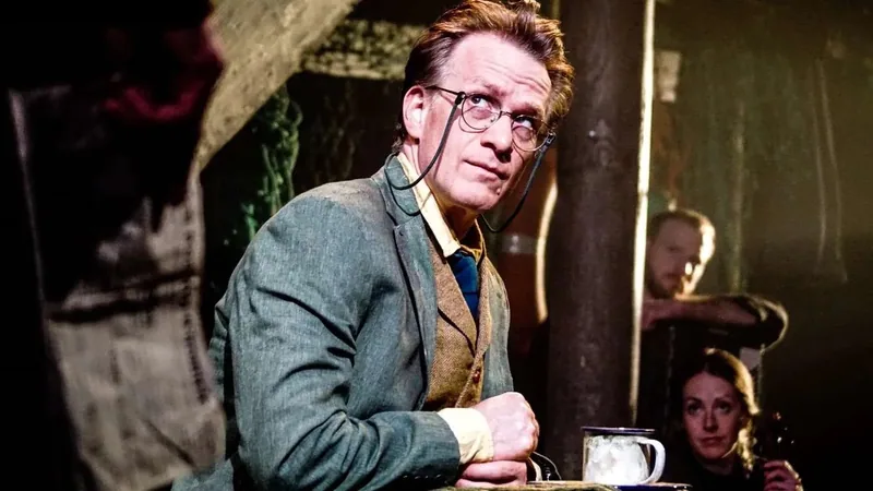 No cinema, Benjamin Button precisou de efeitos. No musical, bastam postura e figurino