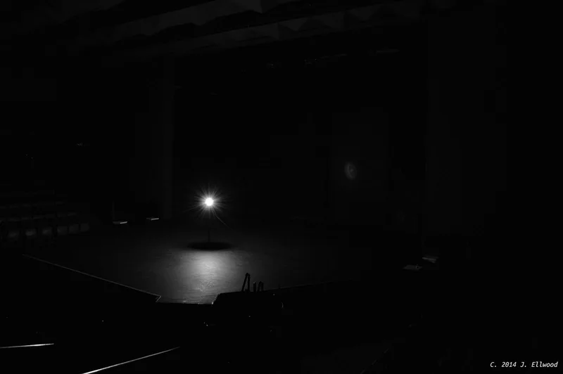 O que é a luz fantasma, a lâmpada que nunca se apaga nos teatros?