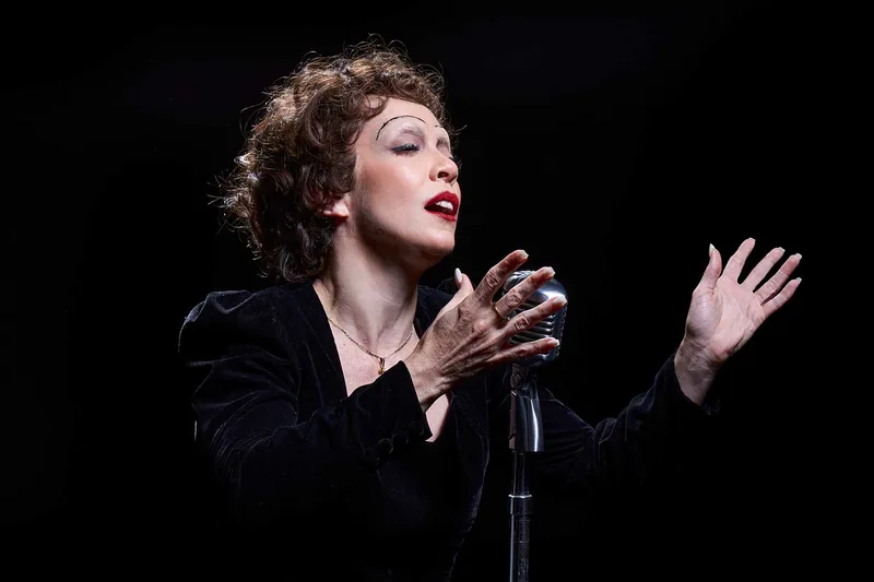 Quem é Laila Garin, a atriz que vive Édith Piaf em musical no Teatro Bradesco