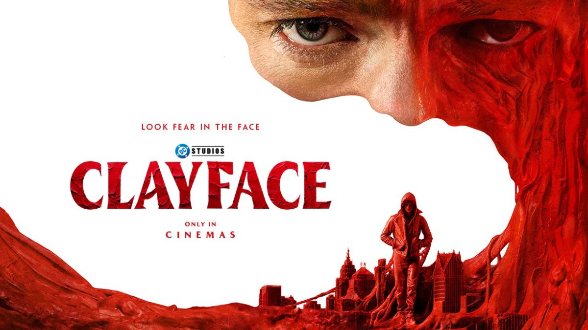 Arte promocional de “Clayface”, que leva o personagem da DC ao terror corporal. Texto alternativo: Arte de “Clayface” com olhos de um homem, formas vermelhas e uma cidade ao fundo.
