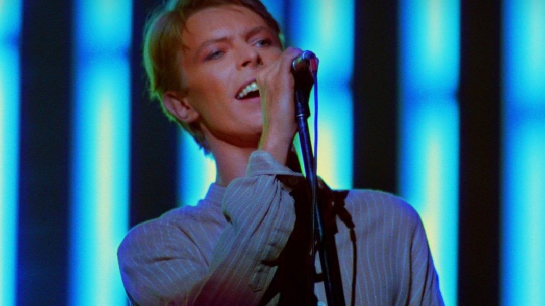 Imagens inéditas de David Bowie em 1978 ficaram quase 50 anos num arquivo e agora viram espetáculo de arena