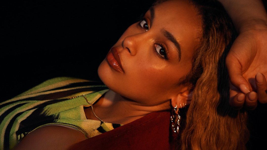 Jorja Smith toca o novo álbum pela primeira vez no Brasil nesta sexta, no Espaço Unimed