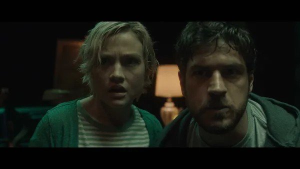 Marco Pigossi interpreta Diego, namorado de Sage, vivida por Maddie Hasson, em “Lago dos Ossos”.
