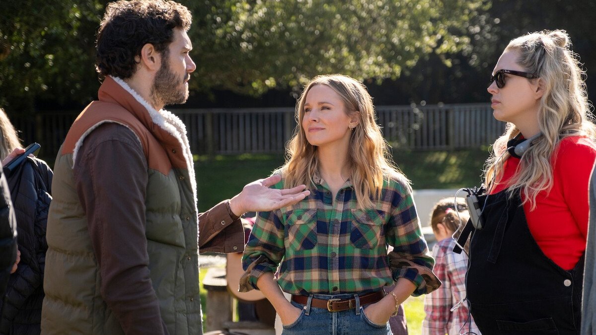 Adam Brody, Kristen Bell e a criadora Erin Foster nos bastidores de “Ninguém Quer”.