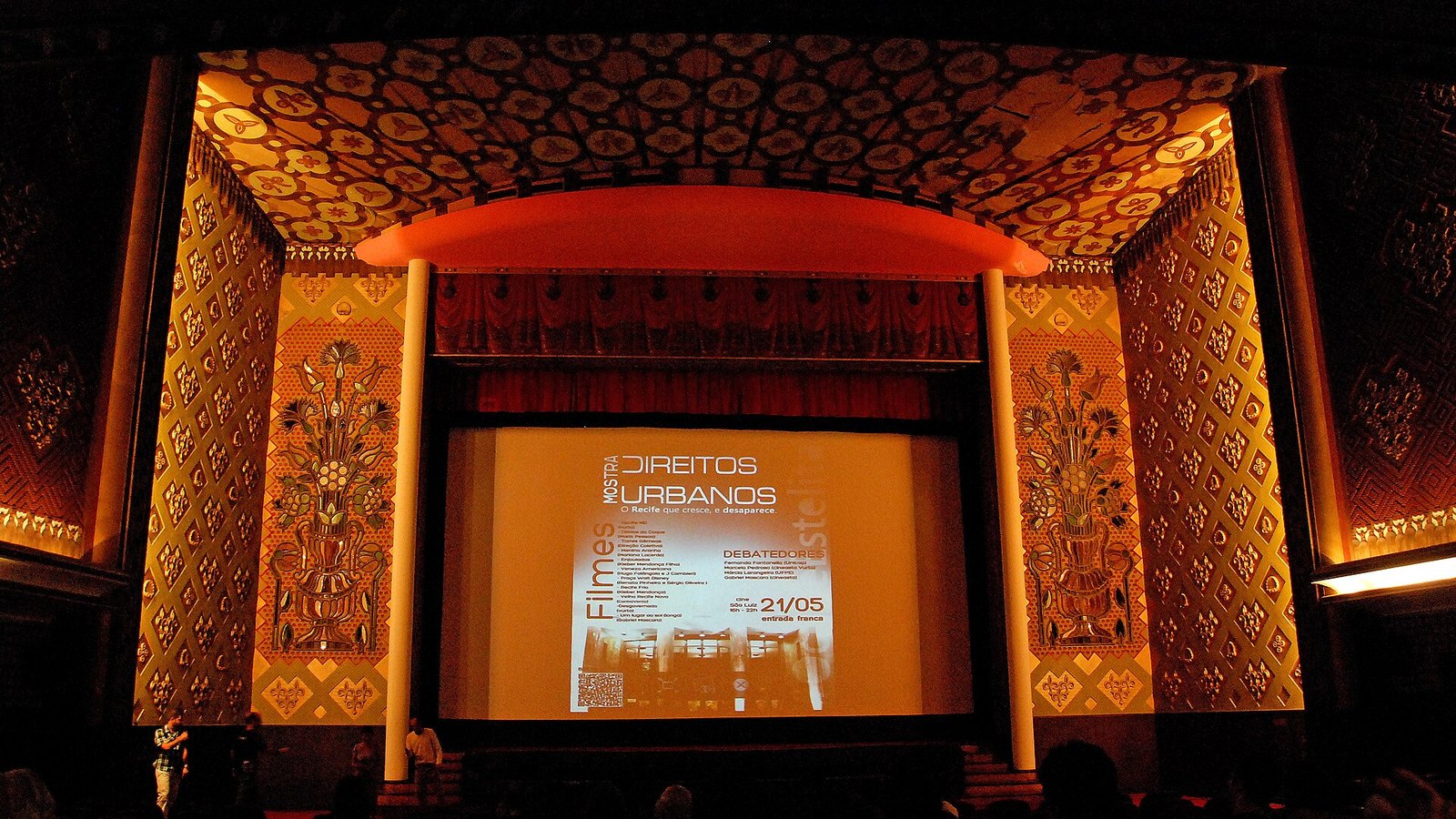 Plateia do Cinema São Luiz, no Recife, com a tela acesa: a cota de tela obriga cada complexo a reservar de 7,5% a 16% das sessões do ano para longas brasileiros.