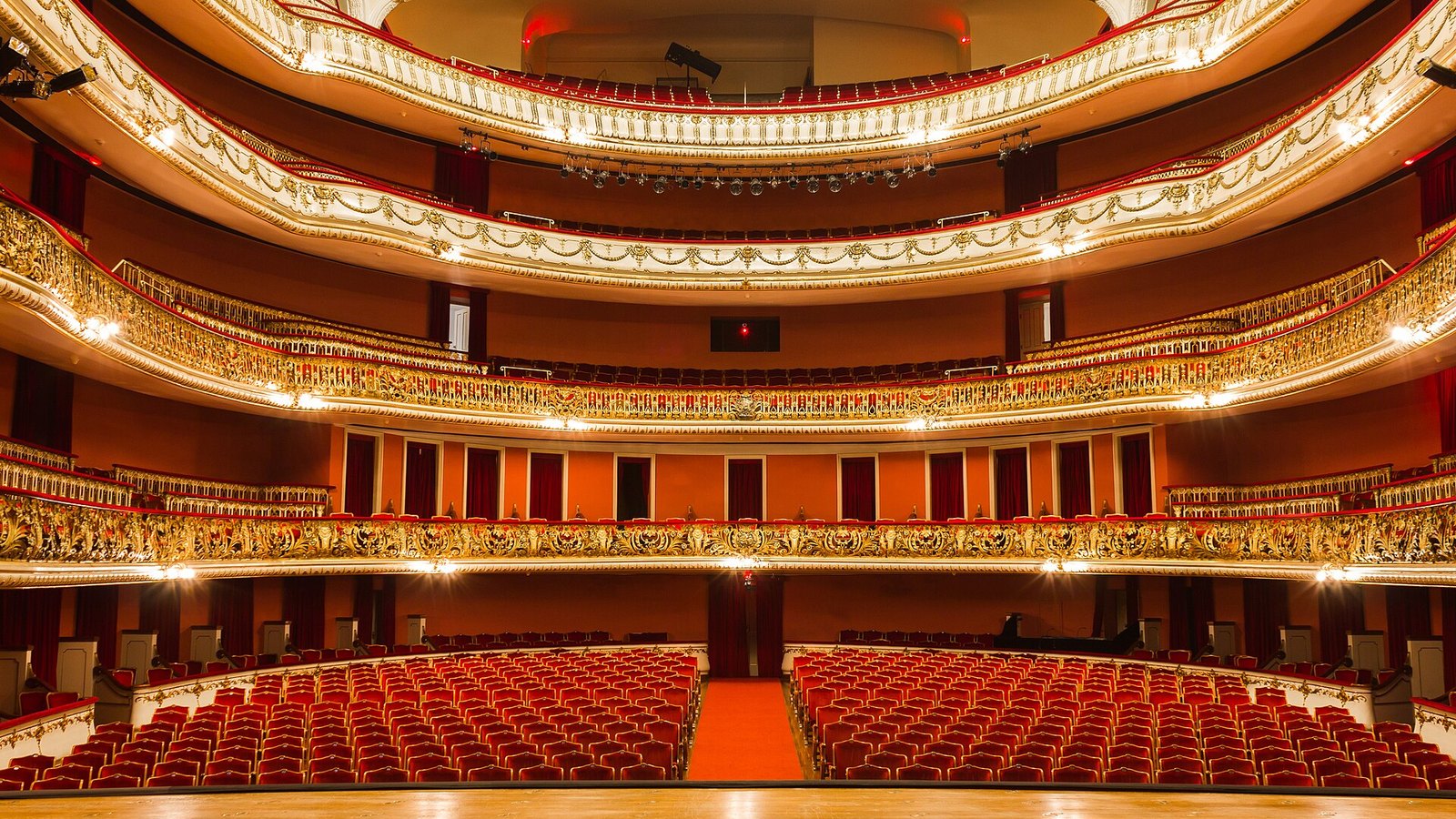 Plateia do Theatro Municipal de São Paulo: a sala cobra por sessão, e é essa conta que explica por que a peça faz só sexta, sábado e domingo.