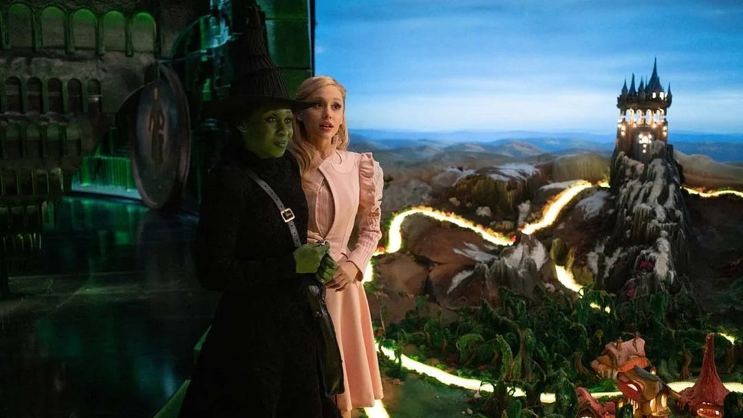 Ariana Grande como Glinda e Cynthia Erivo como Elphaba em “Wicked” (2024), adaptação cinematográfica do musical da Broadway.
